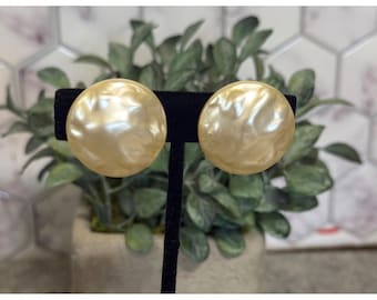 Vintage Faux Mabe Pearl Sterling Screw Back Earrings Hammered Texture Cream 1in