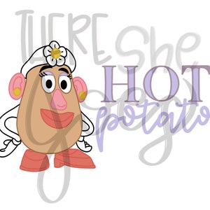 Może przedstawiać: Kreskówkowa ilustracja postaci kobiety z głową ziemniaka z białym kwiatem na głowie. Tekst "There she goes, hot potato" jest napisany na fioletowym tle za nią.