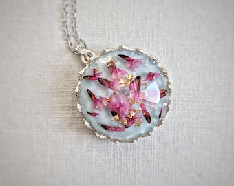 Collar de aliento de bebé rosa seco auténtico, colgante de flor prensada de resina con copos de oro