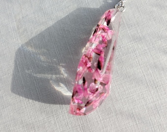 Collar de flores prensadas de resina rosada seca real con forma de diamante.