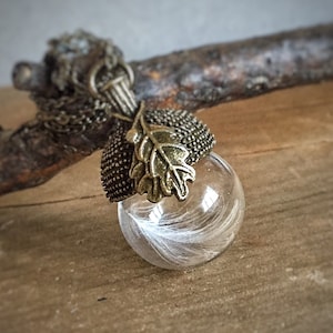 Collar de plumas blancas con orbe de cristal: dije de bellota, colgante de plumas reales, joyería inspirada en la naturaleza, regalo bohemio de bosque, recuerdo conmemorativo de ángel