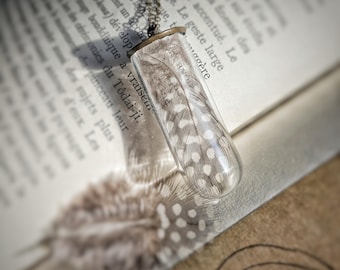 Collar con plumas de gallina de Guinea con casco real, colgante de terrario de cristal, cadena de latón antiguo, joyería natural estilo cottagecore