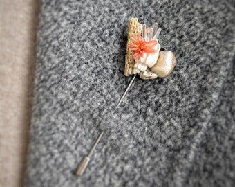 Broche de océano hecho a mano: alfiler de solapa de perla barroca, cuarzo y coral
