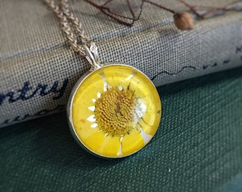 Collar con colgante de resina de margarita amarilla auténtica: joyería botánica estilo cottagecore
