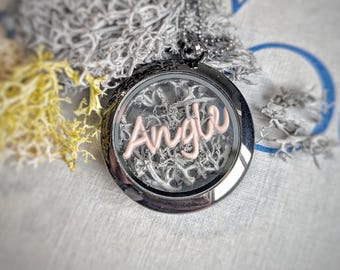 Collar con dije de medallón de letra angular de musgo real: musgo seco, joyería Woodland