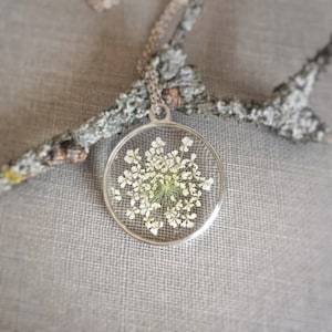 Queen Annes Lace Necklace, Dried White Dill, Resin, Terrarium, Botanical Woodland, wish, Real Flower, Mori girl, Friendship, Circle Frame