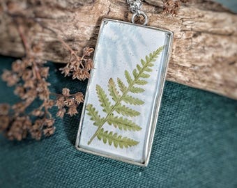Collar de resina de helecho verde prensado: colgante de terrario botánico vintage