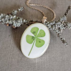 Four Leaf Clover Necklace – Real Pressed Lucky Clover Pendant, Good Luck Charm Jewelry, Botanical Resin Necklace, Handmade Nature Gift, Iris