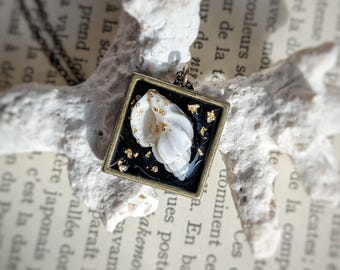 Collar con copos de oro de conchas Wentletrap blancas reales, colgante con marco de latón antiguo,