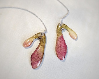 Pendientes de resina de semilla de arce rosa auténtica, flores silvestres prensadas, joyería botánica estilo cottagecore.