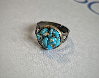 Anillo vintage de turquesa triturada con lámina de oro: anillo ajustable de latón antiguo.