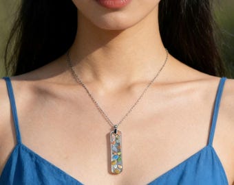 Collar con colgante rectangular de resina de vidrio marino en miniatura de colores