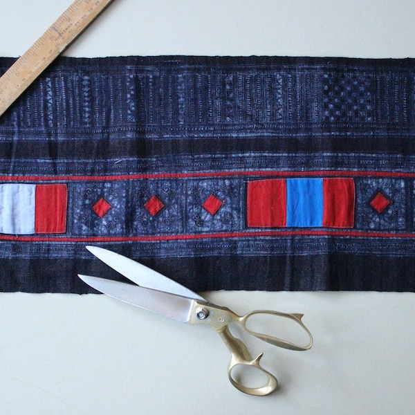 Tissu d'ameublement en coton vintage, tribu des collines, batik de la minorité Hmong du Vietnam, teint à la main, appliqué bleu indigo, 1 mètre (100 cm)