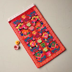 Vintage Hmong Hmong Schürze Panel aus Nordthailand schwer bestickt floral abstrakt pink rot neon Kreuzstich 26,5 x 47 cm