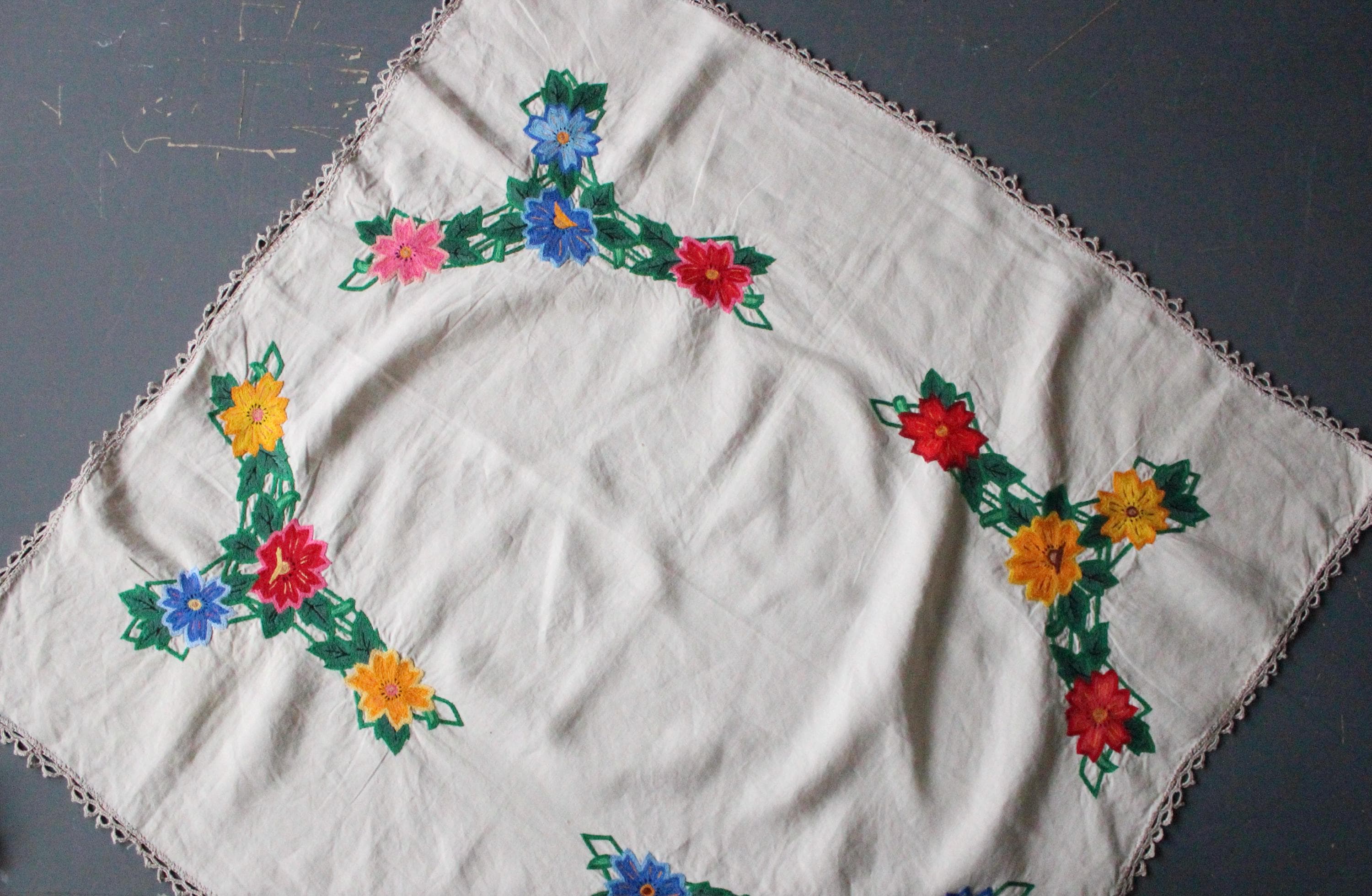 花柄手刺繍 テーブルクロス　ヴィンテージ　ハンドメイド　レースクロス 花柄手刺繍 テーブルクロス ヴィンテージ ハンドメイド レースクロス