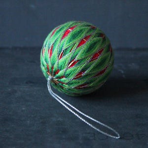 Handgemachte kleine (5 cm) japanische Temari Ball Dekoration Weihnachten Ornament bunte festliche Geschenk Stickgarn japanische Volkskunst