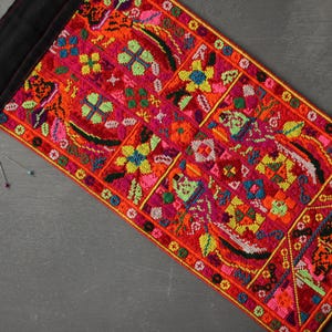 Vintage Hill Tribe Hmong Schürze Panel aus Nordthailand schwer bestickt geometrisch abstrakt Kreuzstich 25 x 54 cm