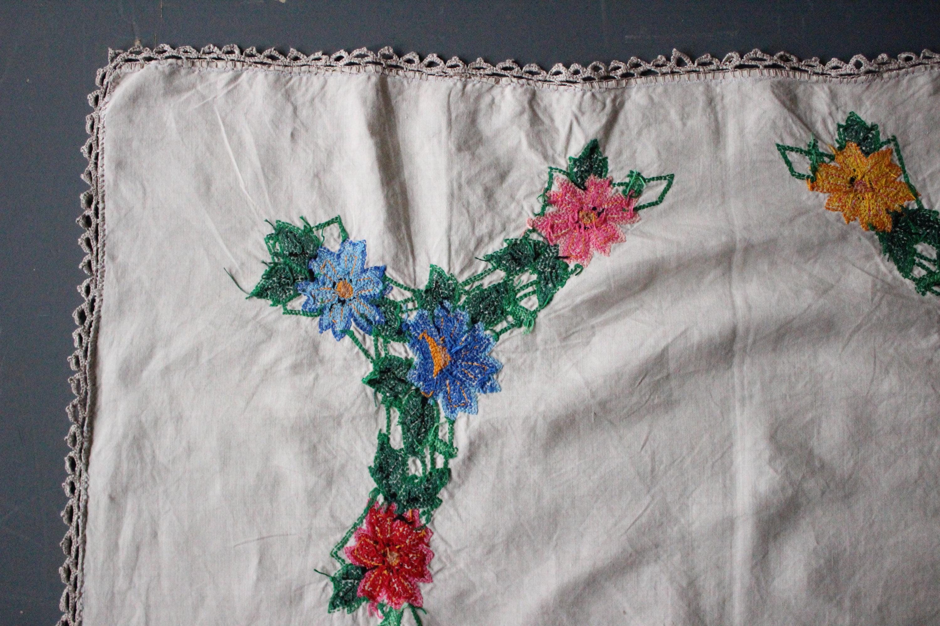 ヴィンテージ手刺繍花柄テーブルクロス：クリーム色のコットンリネン