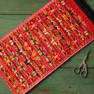 Vintage Hill Tribe Hmong Schürze Panel aus Nordthailand schwer bestickt geometrisch abstrakt Kreuzstich 23 x 45 cm