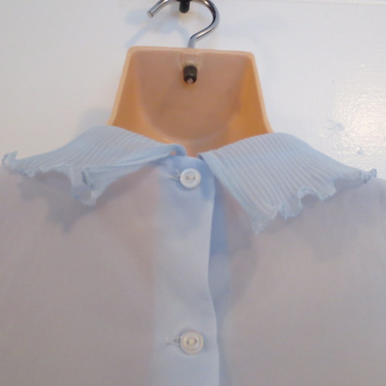 50/'s Powder Blue Textured Polyester Sleeveless Boxy Blouse Plisse Collar Size Medium