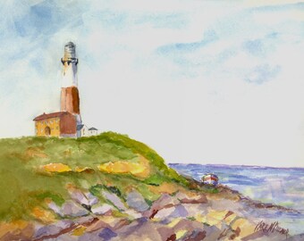 Puede incluir: Pintura acuarela de un faro en un acantilado rocoso con vistas al océano. El faro es blanco con una banda roja y un techo verde. El cielo es azul con nubes blancas. El océano es azul y verde.