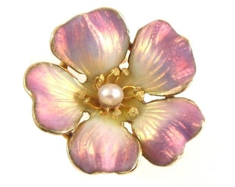 以下が含まれることがあります： 金色のフレームと虹色のピンク色の花びらを持つ花のブローチ。中央には小さな丸い真珠があります。ブローチは繊細でフェミニンなデザインで、どんな服装にもエレガントさを添えるのに最適です。