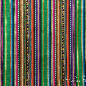 Pode incluir: Tecido listrado colorido com um padrão repetitivo de listras verdes, laranja, rosa e roxas. O tecido tem uma textura tecida e é feito de algodão.
