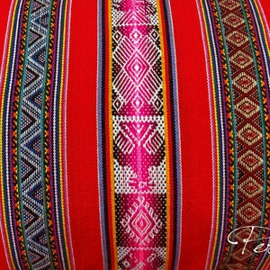 Puede incluir: Tela rayada roja, azul y blanca con patrones geométricos. La tela está tejida con un diseño tradicional.