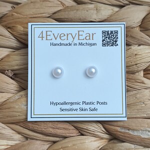 Pendientes hipoalergénicos de perlas blancas delicadas, cabujón de resina de perla de imitación de 6 mm, poste de plástico, aptos para orejas sensibles, sin metal ni pegamento.
