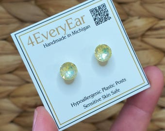 イエローラインストーンスタッドピアス、低アレルギー性プラスチックポスト