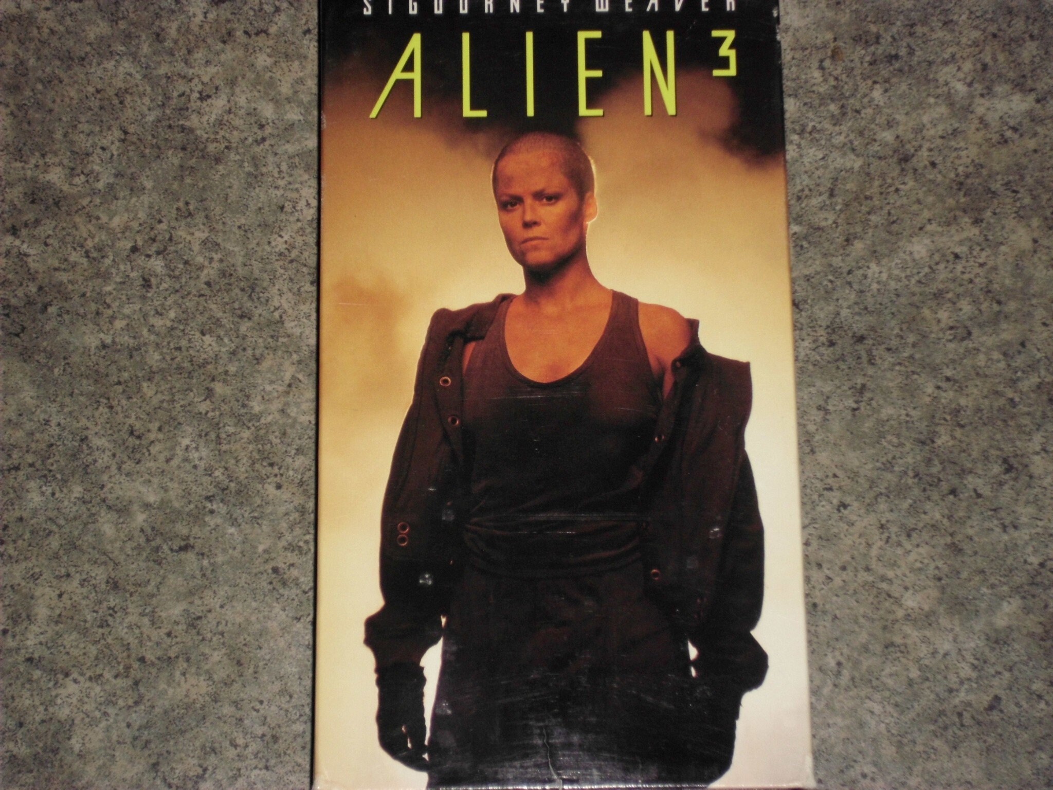 Amazon.co.jp: エイリアン3(字幕スーパー版) [VHS] : シガニー