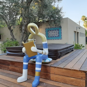 Scultura astratta in fusione di polimero, Un uomo con un libro, Statuetta decorativa per la casa decorativa di arte regalo