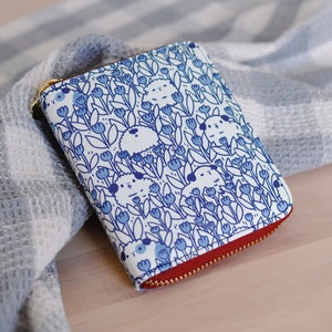 Cartera con cremallera con patrón de conejillo de indias con patrón de conejillos de indias y tulipanes en azul marino y blanco de Noristudio