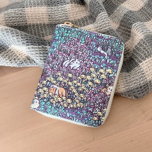Cartera con cremallera con estampado de conejillos de indias que presenta un diseño de jardín floral y conejillos de indias de pelo largo de Noristudio