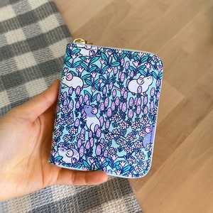 Bonita cartera con cremallera con forma de rata que presenta a Noristudio Pet Rat Meadow