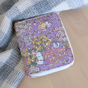 Cartera con cremallera con diseño de conejito que incluye el diseño Bunny Meadow de Noristudio