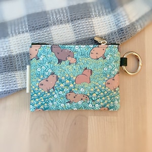 Monedero pequeño con cremallera Capybara con patrón Noristudio Capybara Meadow