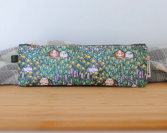 Estuche con cremallera de conejillo de indias con diseño de conejillos de indias y hierbas de jardín de Noristudio