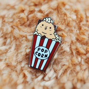 Beige Alpaca Guinea pig with Popcorn Enamel Pin