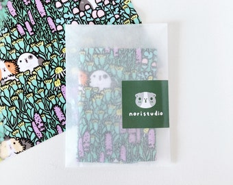 Paño de microfibra para limpieza de lentes con estampado de cobayas y hierbas de jardín de Noristudio