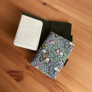 Cartera para pasaporte de conejillos de indias con patrón de conejillos de indias y hierbas de jardín de Noristudio con bloqueo RFID