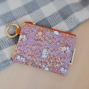 Bolsa de moedas com zíper pequeno Bunny com padrão Noristudio Bunny Meadow