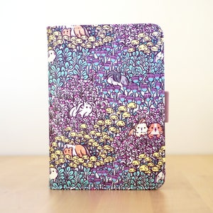 Cartera para pasaporte con bloqueo RFID con conejillos de Indias de pelo largo de Noristudio y patrón de jardín floral