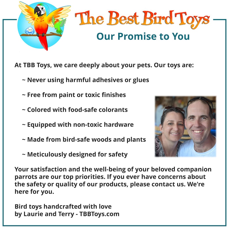 K&ouml;nnte beinhalten: Ein bunter Papagei sitzt auf einem Ast, &uuml;ber ihm steht der Text "The Best Bird Toys" und "Our Promise to You". Der Text unter dem Papagei besagt, dass die Spielzeuge aus sicheren Materialien hergestellt werden und f&uuml;r das Wohlbefinden von Haustieren gedacht sind. Der Text enth&auml;lt auch den Firmennamen "TBB Toys" und die Website-Adresse "TBBToys.com".