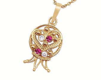 Colgante de rubí y granada en oro de 14 k con filigrana yemení. Bendiciones de prosperidad. Joyería judía. Colgante original de 7 especies de frutas.
