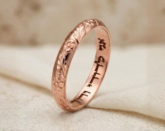 Könnte beinhalten: Ein Ring aus Roségold mit einem eingravierten Blumenmuster auf dem äußeren Band. Die Innenseite des Rings zeigt eine deutliche Inschrift in hebräischen Schriftzeichen, "אני לדודי ודודי לי," was "Ich bin mein Geliebter und mein Geliebter ist mein" bedeutet.