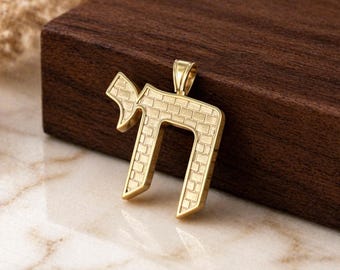 Chai Anhänger mit Jerusalem Mauer in 14K Gold, Kotel Hintergrund, Herren jüdischen Chai Halsketten Anhänger für Ihn