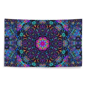 Puede incluir: Un tapiz psicodélico con un diseño de mandala colorido en tonos de azul, rosa, morado, naranja y amarillo. El mandala está rodeado por un patrón repetitivo de remolinos y puntos.