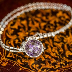 Fiori viola secchi in sfera di vetro