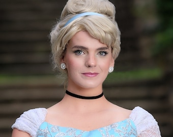 Conjunto completo de accesorios de Cenicienta: diademas, pendientes, gargantilla y guantes.